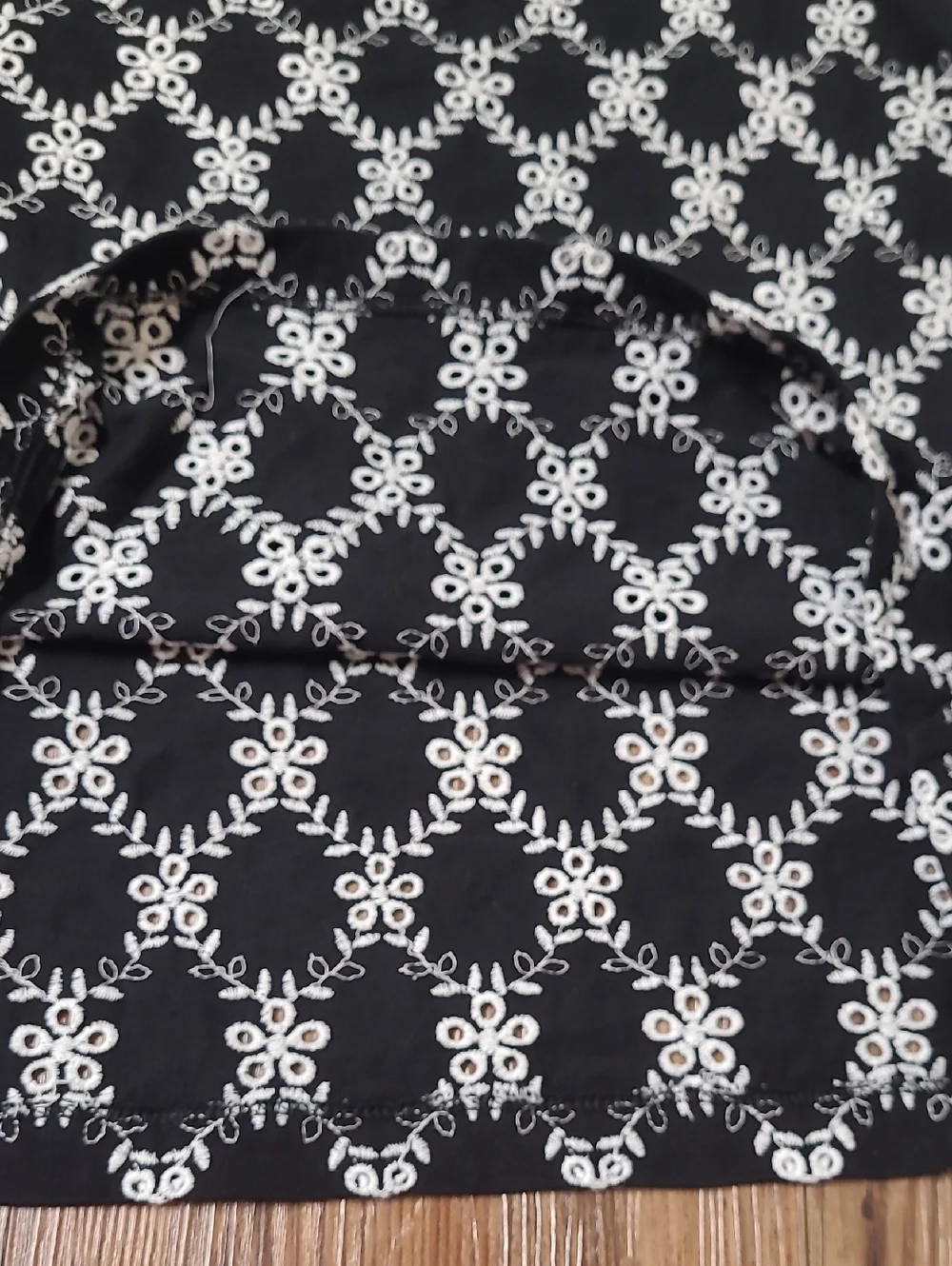 LOFT Black and White Smocked Puff Sleeve‎ Blousefor women zise m good condition